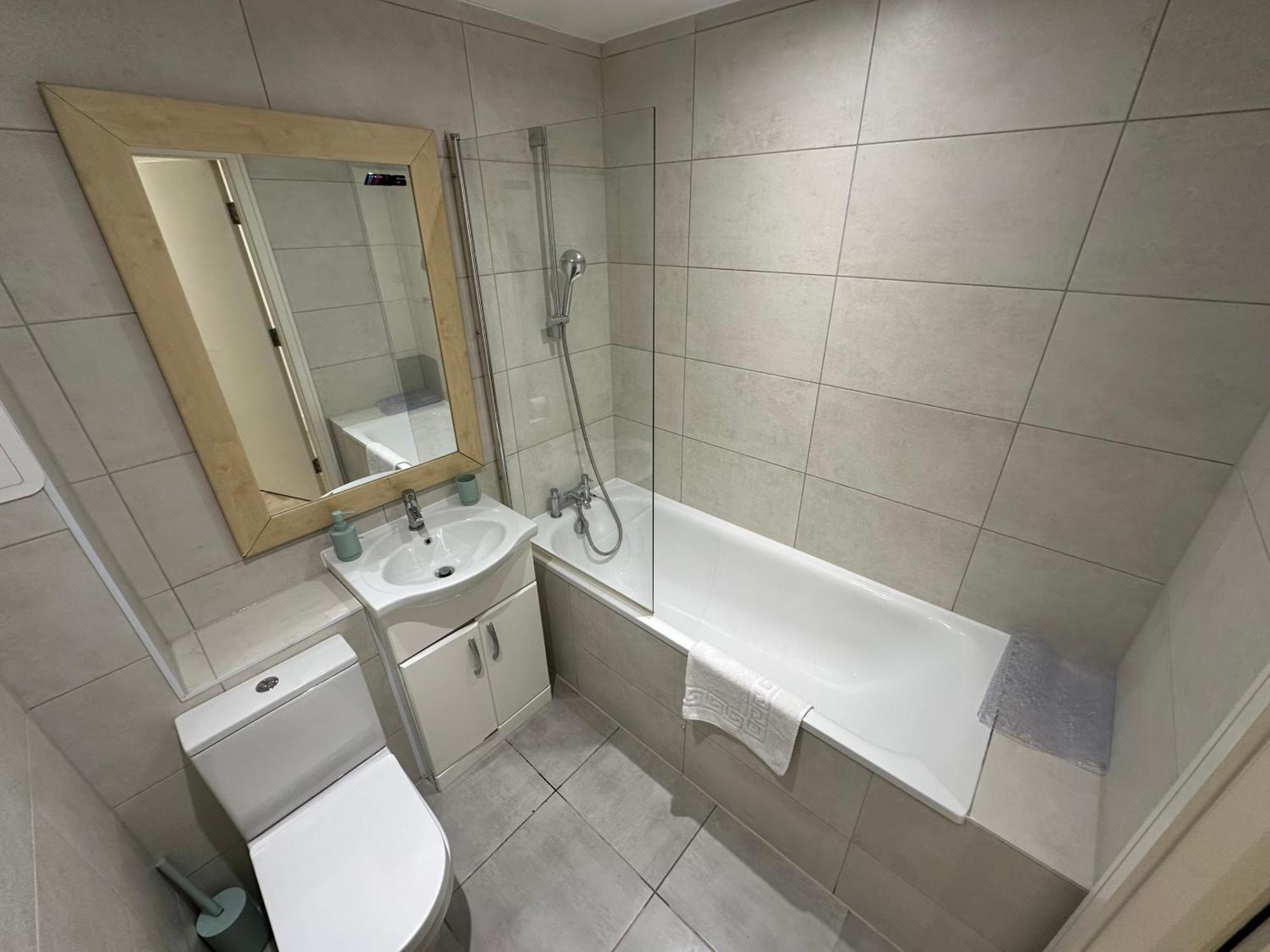 London Luton 1 Bedroom Apartment Sleeps 4 Exterior foto